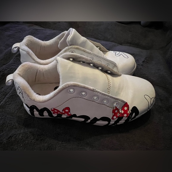 Disney GroundUp Minnie Mouse Sneakers White w/Black name/White gloves/Red bows - Picture 4 of 7